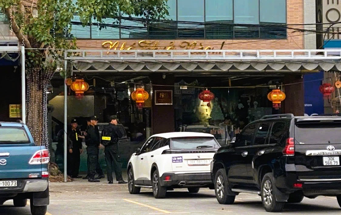 VIDEO: Công an xuất hiện tại nhà 1 doanh nhân có tiếng ở Thanh Hóa - Ảnh 2.