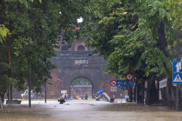 Thương lắm cảnh tượng ở Di tích Cố đô Huế ngày 28/10- Ảnh 7. Thương lắm cảnh tượng ở Di tích Cố đô Huế ngày 28/10- Ảnh 7.