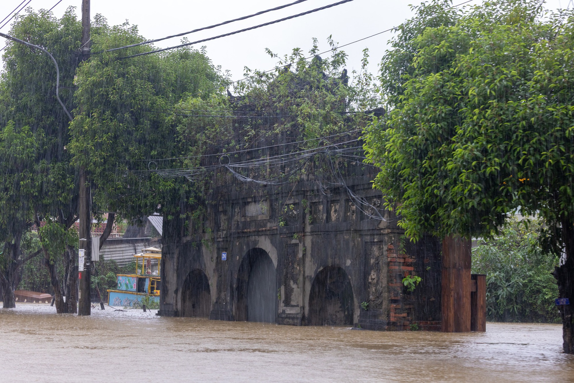 Thương lắm cảnh tượng ở Di tích Cố đô Huế ngày 28/10- Ảnh 6. Thương lắm cảnh tượng ở Di tích Cố đô Huế ngày 28/10- Ảnh 6.