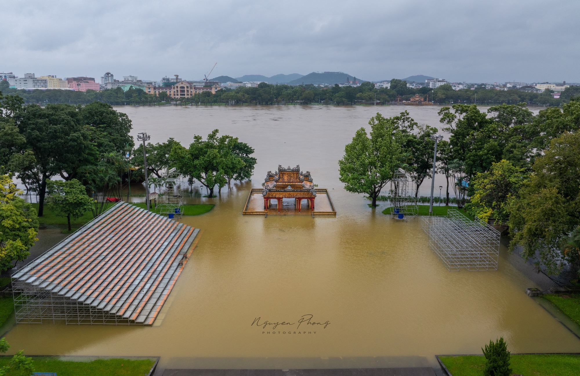 Thương lắm cảnh tượng ở Di tích Cố đô Huế ngày 28/10- Ảnh 4. Thương lắm cảnh tượng ở Di tích Cố đô Huế ngày 28/10- Ảnh 4.