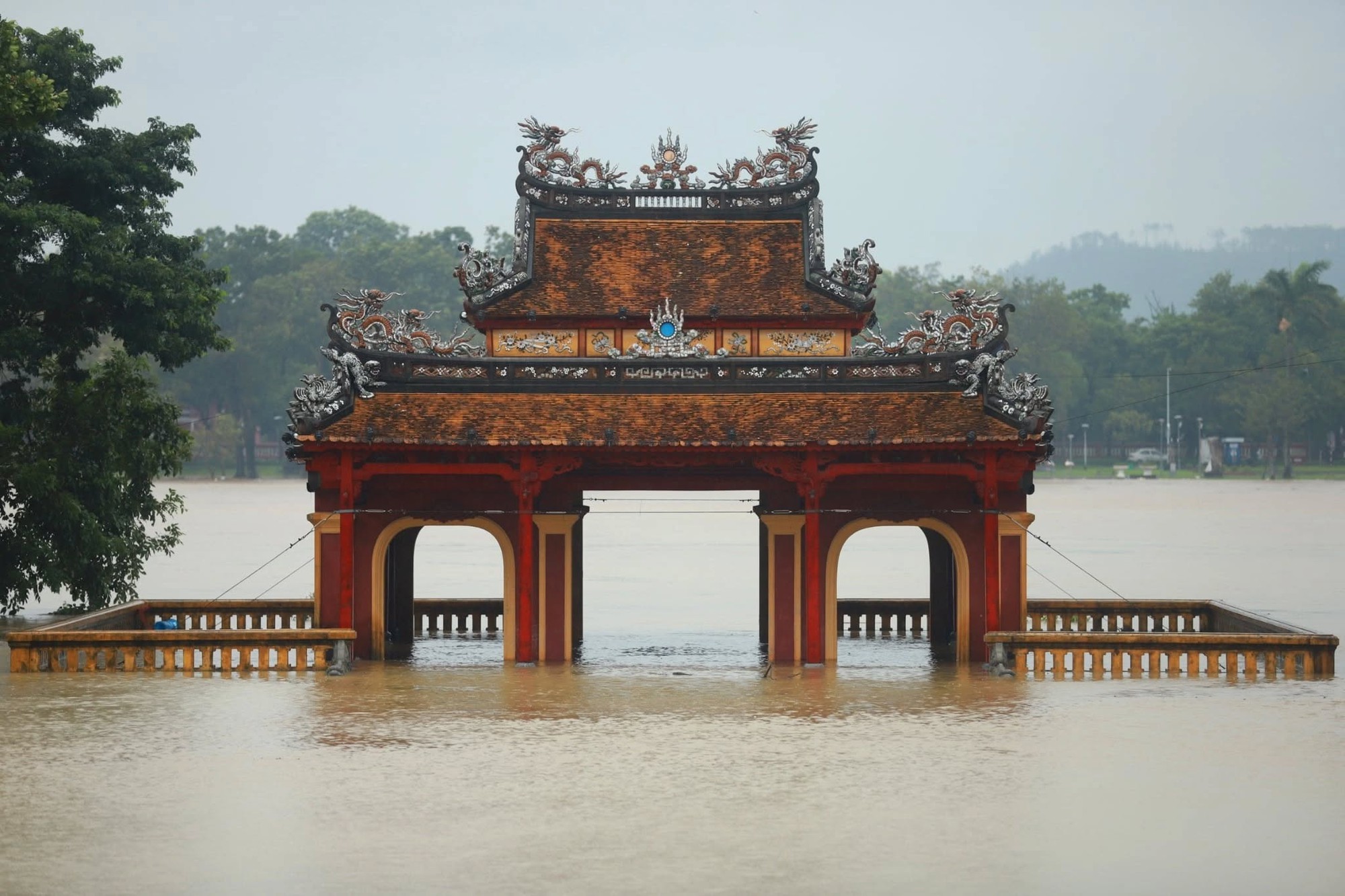 Lượng mưa tại tỉnh miền Trung lên tới 1.600mm, vượt mọi kỷ lục và chưa từng ghi nhận tại Việt Nam- Ảnh 1.