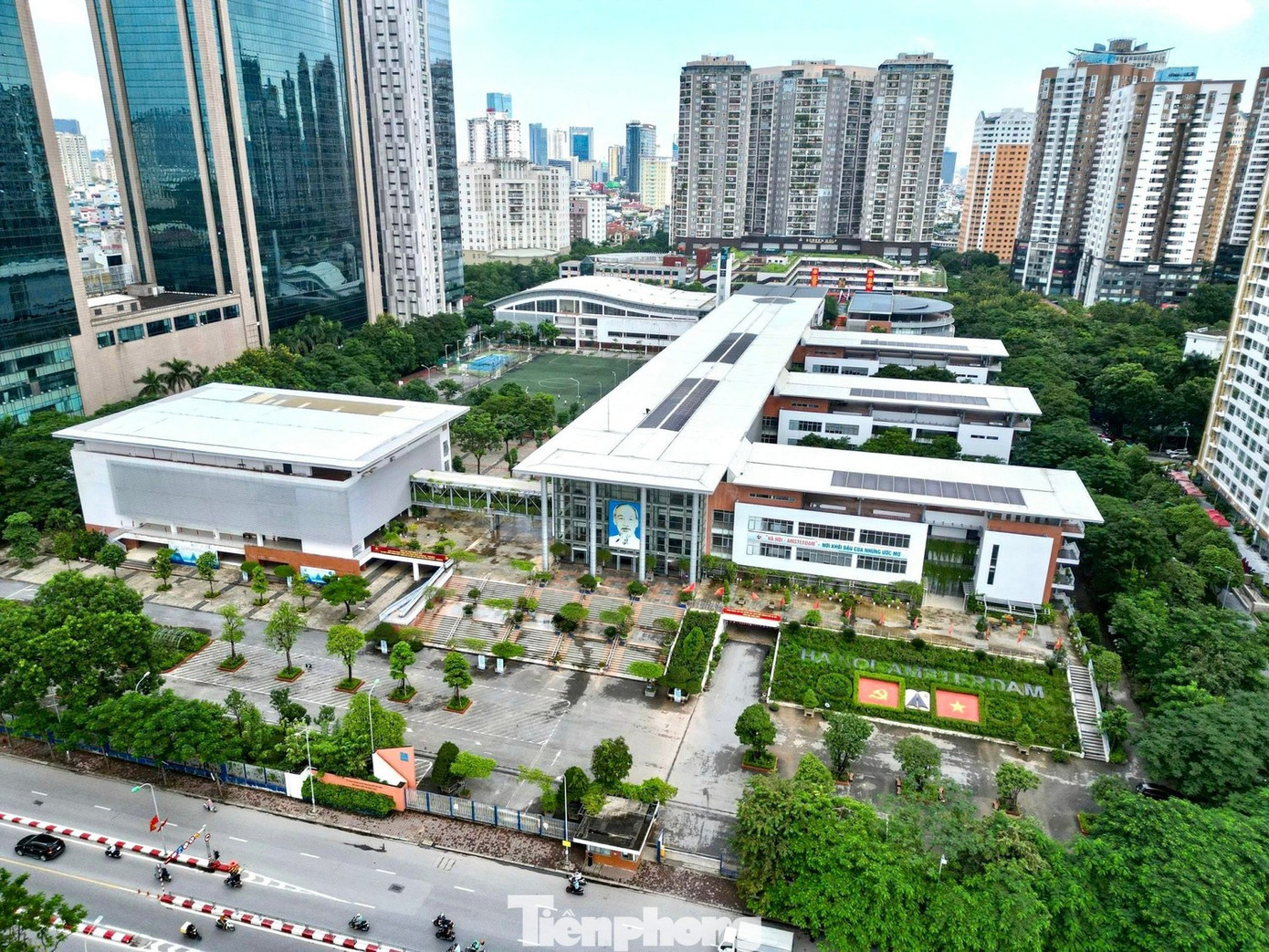 Trường chuyên Amsterdam vừa cải tạo đã thấm dột, rơi đá ốp: Chủ đầu tư nói gì?- Ảnh 1.