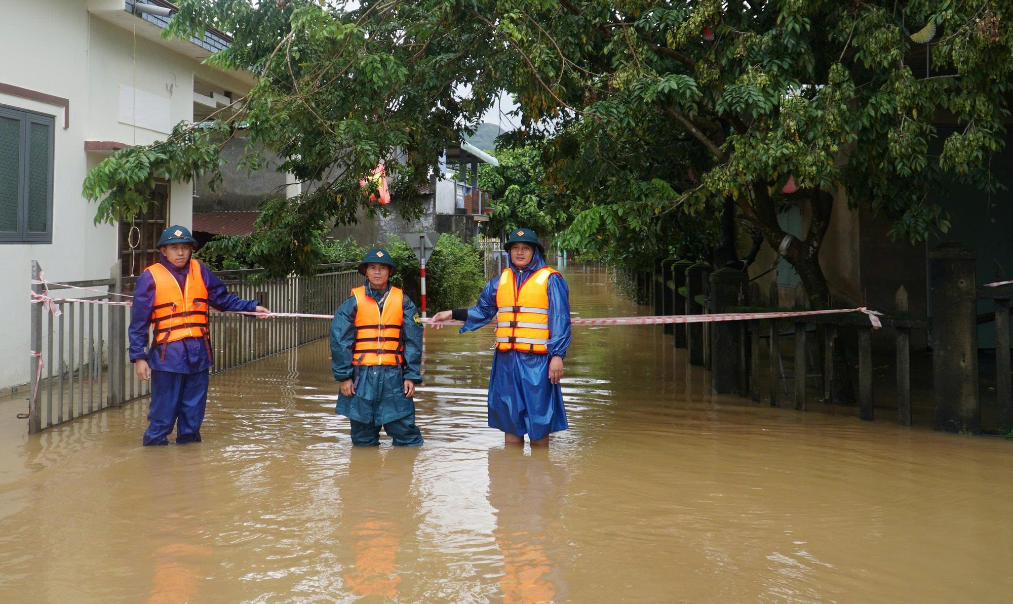 Băng qua dòng nước lũ về nhà, một nữ công nhân ở Đà Nẵng tử vong- Ảnh 1. Băng qua dòng nước lũ về nhà, một nữ công nhân ở Đà Nẵng tử vong- Ảnh 1.