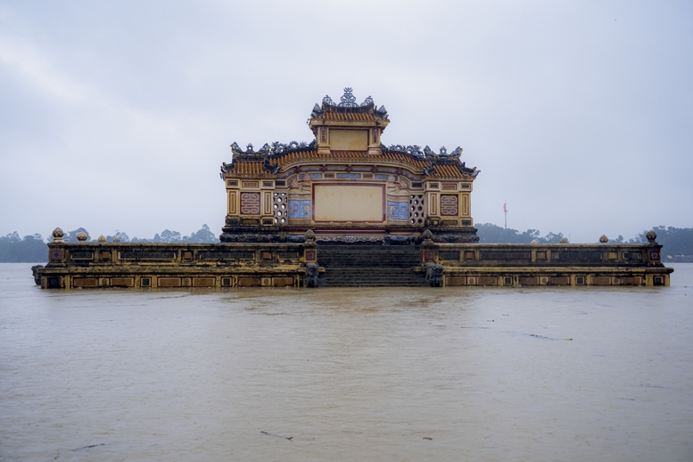 Chùm ảnh: Thành phố Huế ngập trong biển nước- Ảnh 4.