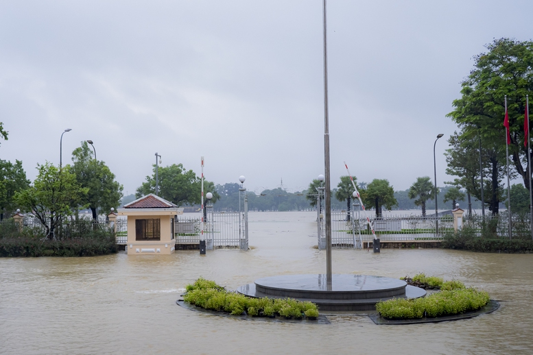 Chùm ảnh: Thành phố Huế ngập trong biển nước- Ảnh 5.
