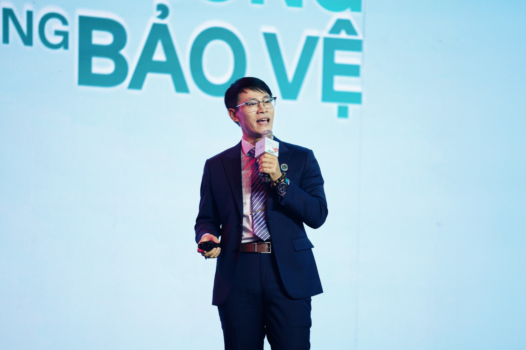 Cảnh báo NÓNG: Virus gây viêm phổi và suy hô hấp ở trẻ nhỏ, nay đang đe dọa cả người cao tuổi- Ảnh 2.