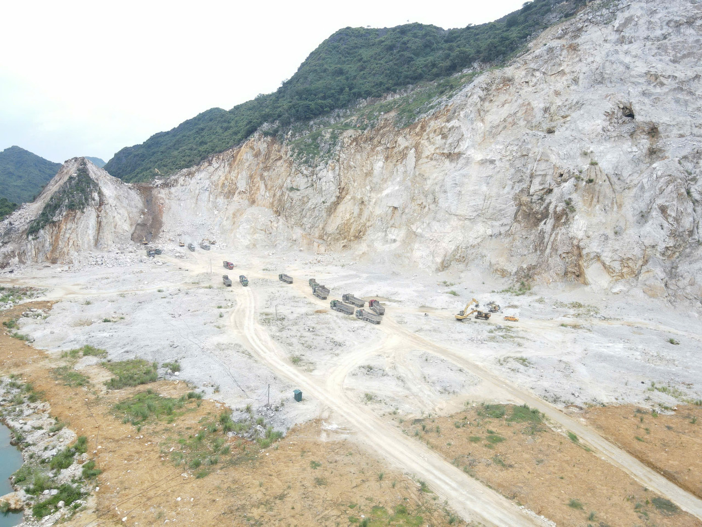9 năm khai thác trái phép hơn 4,4 triệu tấn đá vôi, doanh nghiệp bị phạt 80 triệu đồng- Ảnh 1.