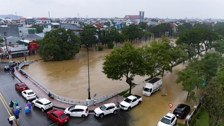 Chùm ảnh: Thành phố Huế ngập trong biển nước- Ảnh 10.
