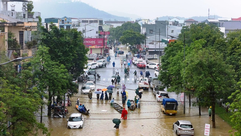 Chùm ảnh: Thành phố Huế ngập trong biển nước- Ảnh 11.
