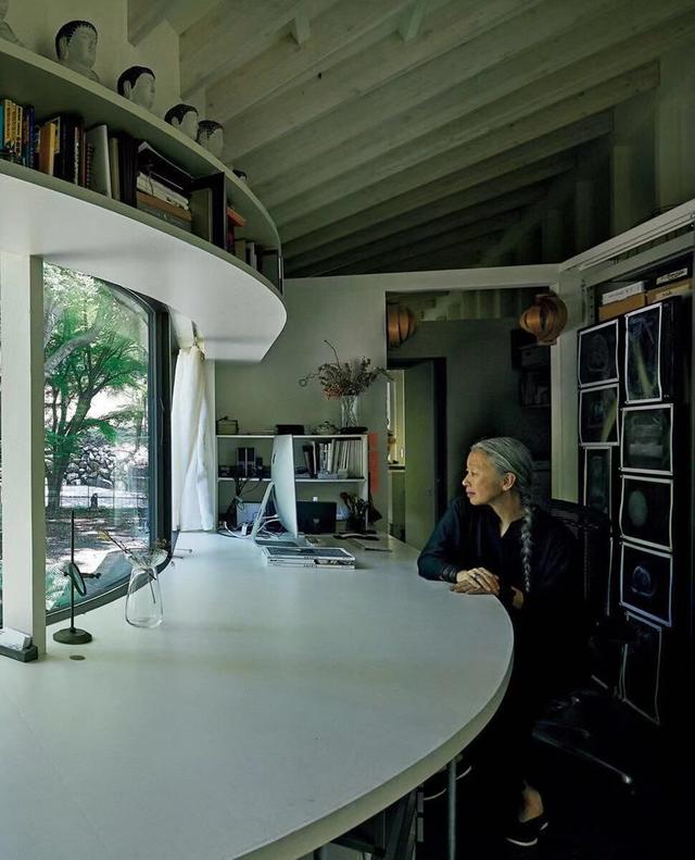 Nữ nghệ sĩ 65 tuổi bỏ phố vào rừng xây biệt thự, dựng "phòng đen" trên đất rộng 1.440m2, ở một mình với mèo - Ảnh 6. Nữ nghệ sĩ 65 tuổi bỏ phố vào rừng xây biệt thự, dựng "phòng đen" trên đất rộng 1.440m2, ở một mình với mèo - Ảnh 6.