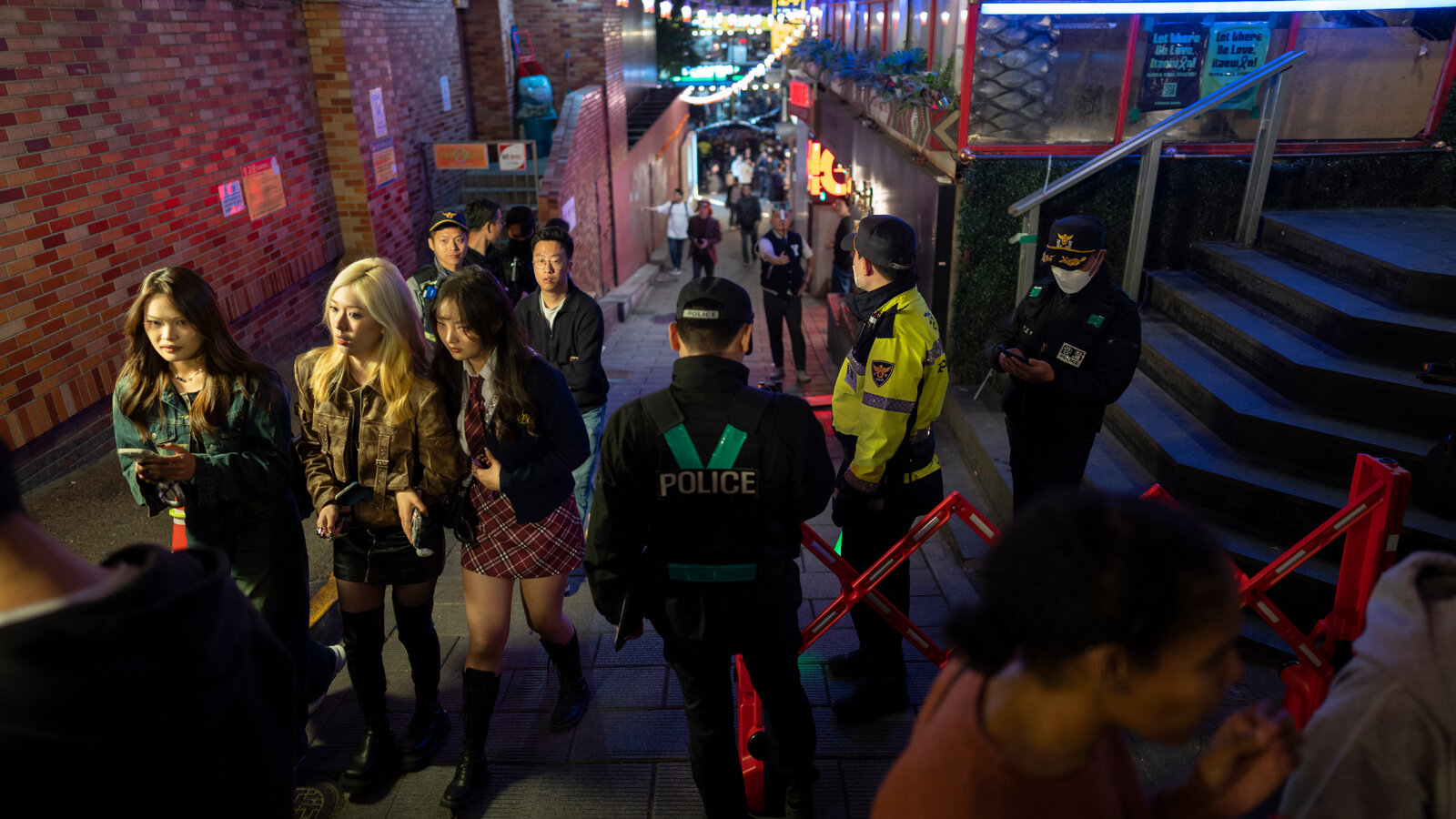 Cảnh tượng những ngày này trên con đường Hàn Quốc khiến nhiều người quan tâm, nhận xét: "Tôi vẫn ám ảnh!" - Ảnh 11. Cảnh tượng những ngày này trên con đường Hàn Quốc khiến nhiều người quan tâm, nhận xét: "Tôi vẫn ám ảnh!" - Ảnh 11.