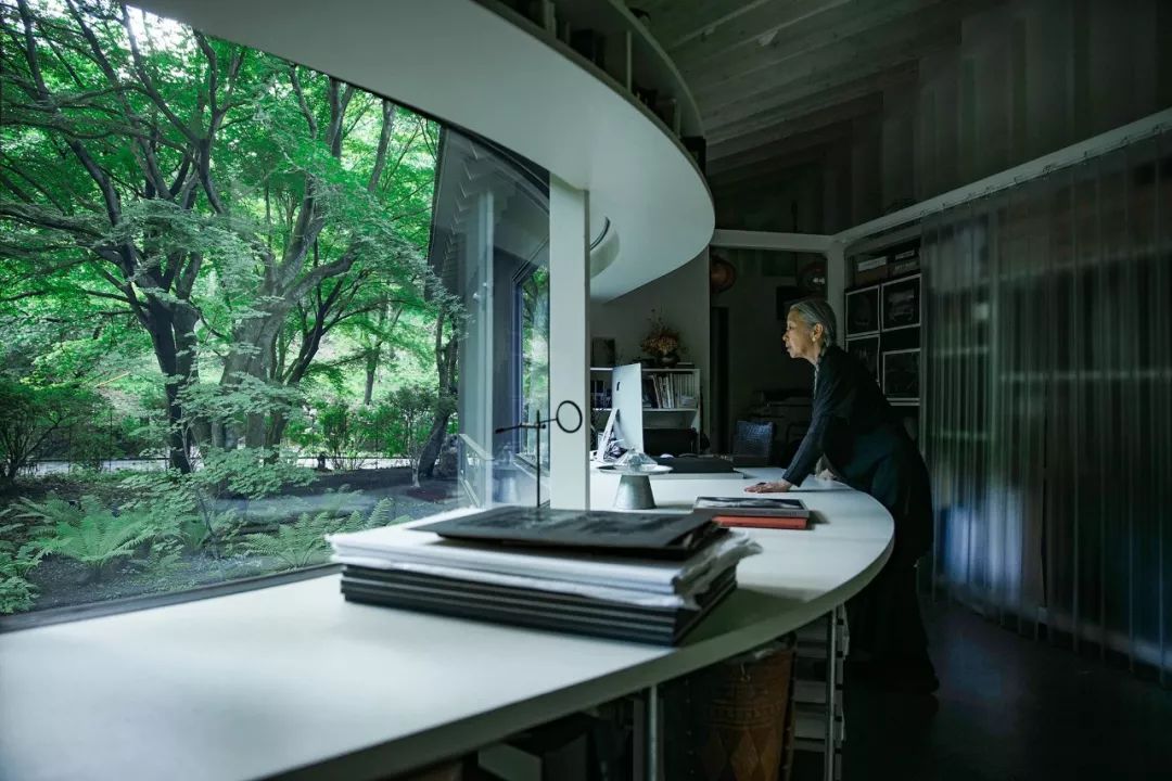 Nữ nghệ sĩ 65 tuổi bỏ phố vào rừng xây biệt thự, dựng "phòng đen" trên đất rộng 1.440m2, ở một mình với mèo - Ảnh 7. Nữ nghệ sĩ 65 tuổi bỏ phố vào rừng xây biệt thự, dựng "phòng đen" trên đất rộng 1.440m2, ở một mình với mèo - Ảnh 7.