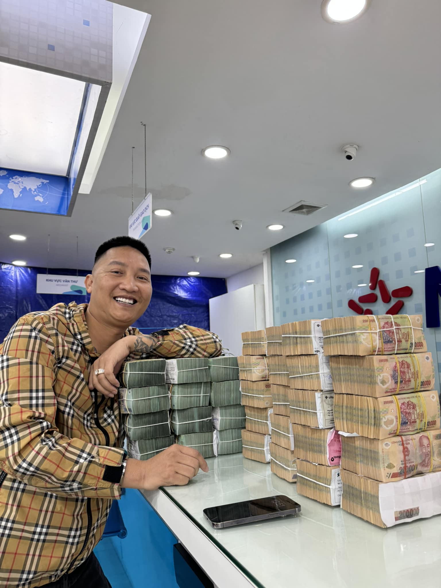 Huấn Hoa Hồng có động thái lạ- Ảnh 2. Huấn Hoa Hồng có động thái lạ- Ảnh 2.