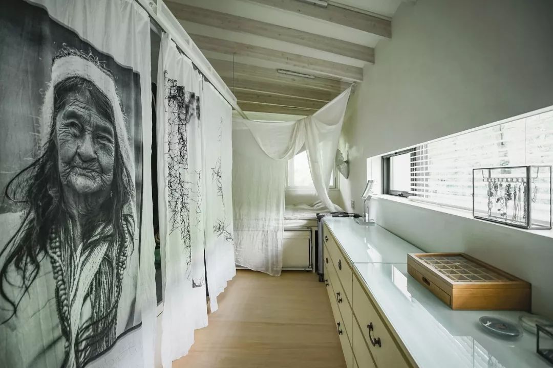 Nữ nghệ sĩ 65 tuổi bỏ phố vào rừng xây biệt thự, dựng "phòng đen" trên đất rộng 1.440m2, ở một mình với mèo - Ảnh 14. Nữ nghệ sĩ 65 tuổi bỏ phố vào rừng xây biệt thự, dựng "phòng đen" trên đất rộng 1.440m2, ở một mình với mèo - Ảnh 14.