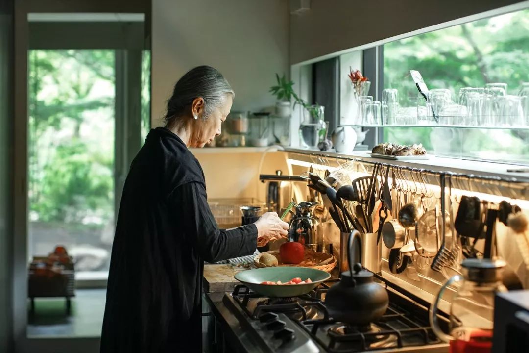 Nữ nghệ sĩ 65 tuổi bỏ phố vào rừng xây biệt thự, dựng "phòng đen" trên đất rộng 1.440m2, ở một mình với mèo - Ảnh 16. Nữ nghệ sĩ 65 tuổi bỏ phố vào rừng xây biệt thự, dựng "phòng đen" trên đất rộng 1.440m2, ở một mình với mèo - Ảnh 16.