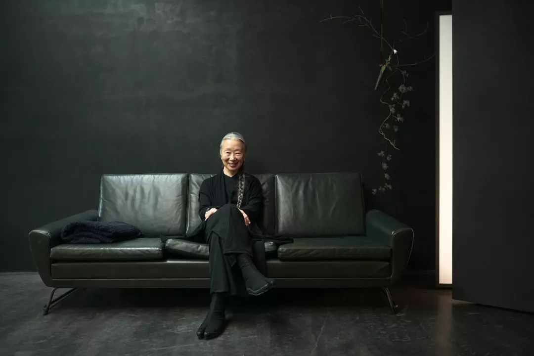 Nữ nghệ sĩ 65 tuổi bỏ phố vào rừng xây biệt thự, dựng "phòng đen" trên đất rộng 1.440m2, ở một mình với mèo - Ảnh 1. Nữ nghệ sĩ 65 tuổi bỏ phố vào rừng xây biệt thự, dựng "phòng đen" trên đất rộng 1.440m2, ở một mình với mèo - Ảnh 1.