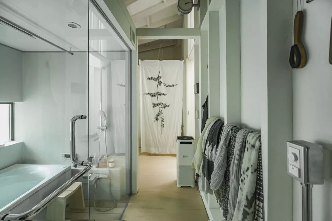 Nữ nghệ sĩ 65 tuổi bỏ phố vào rừng xây biệt thự, dựng "phòng đen" trên đất rộng 1.440m2, ở một mình với mèo - Ảnh 15. Nữ nghệ sĩ 65 tuổi bỏ phố vào rừng xây biệt thự, dựng "phòng đen" trên đất rộng 1.440m2, ở một mình với mèo - Ảnh 15.