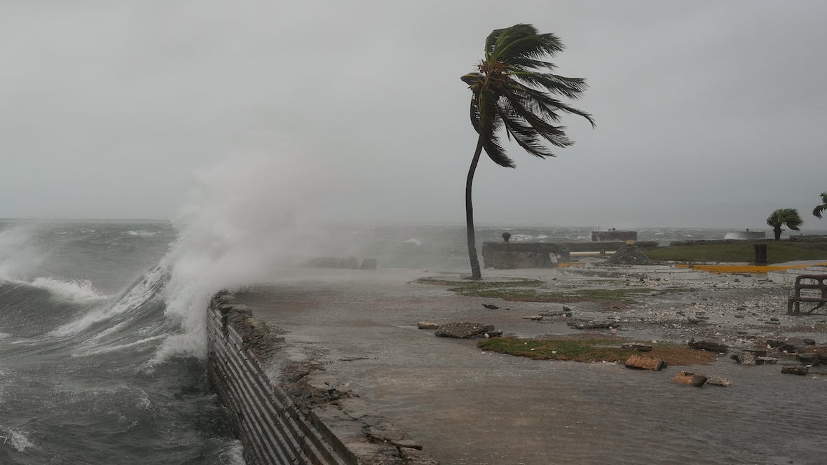 Phá huỷ 1 sân bay, siêu bão Melissa tiếp tục quần thảo Cuba với sức mạnh chưa từng có- Ảnh 1. Phá huỷ 1 sân bay, siêu bão Melissa tiếp tục quần thảo Cuba với sức mạnh chưa từng có- Ảnh 1.