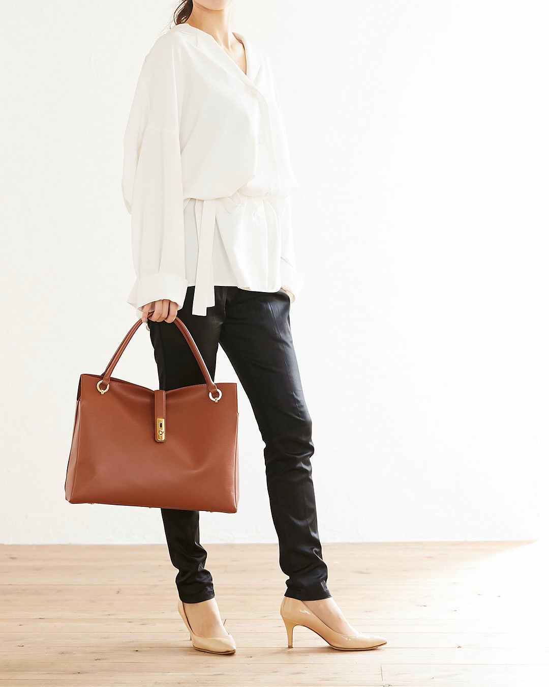 Nữ thủ tướng đầu tiên của Nhật Bản vừa nhậm chức đã khiến túi xách 24 triệu cháy hàng tới năm sau- Ảnh 4.