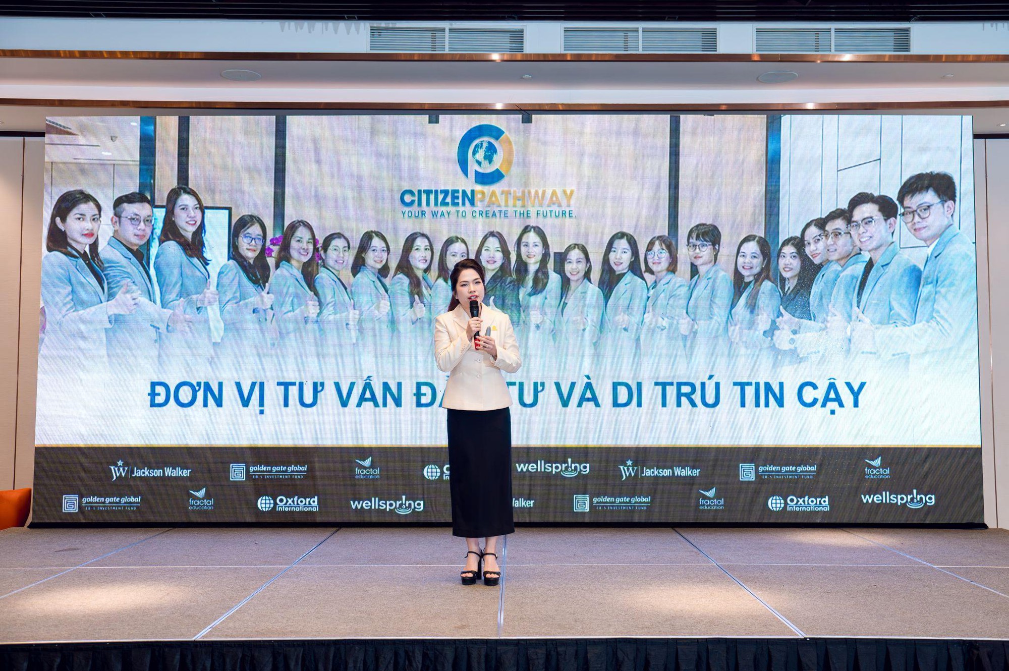 So sánh EB-5 và EB-1C 2025: Đâu là con đường định cư Mỹ tối ưu cho nhà đầu tư Việt? - Ảnh 1.