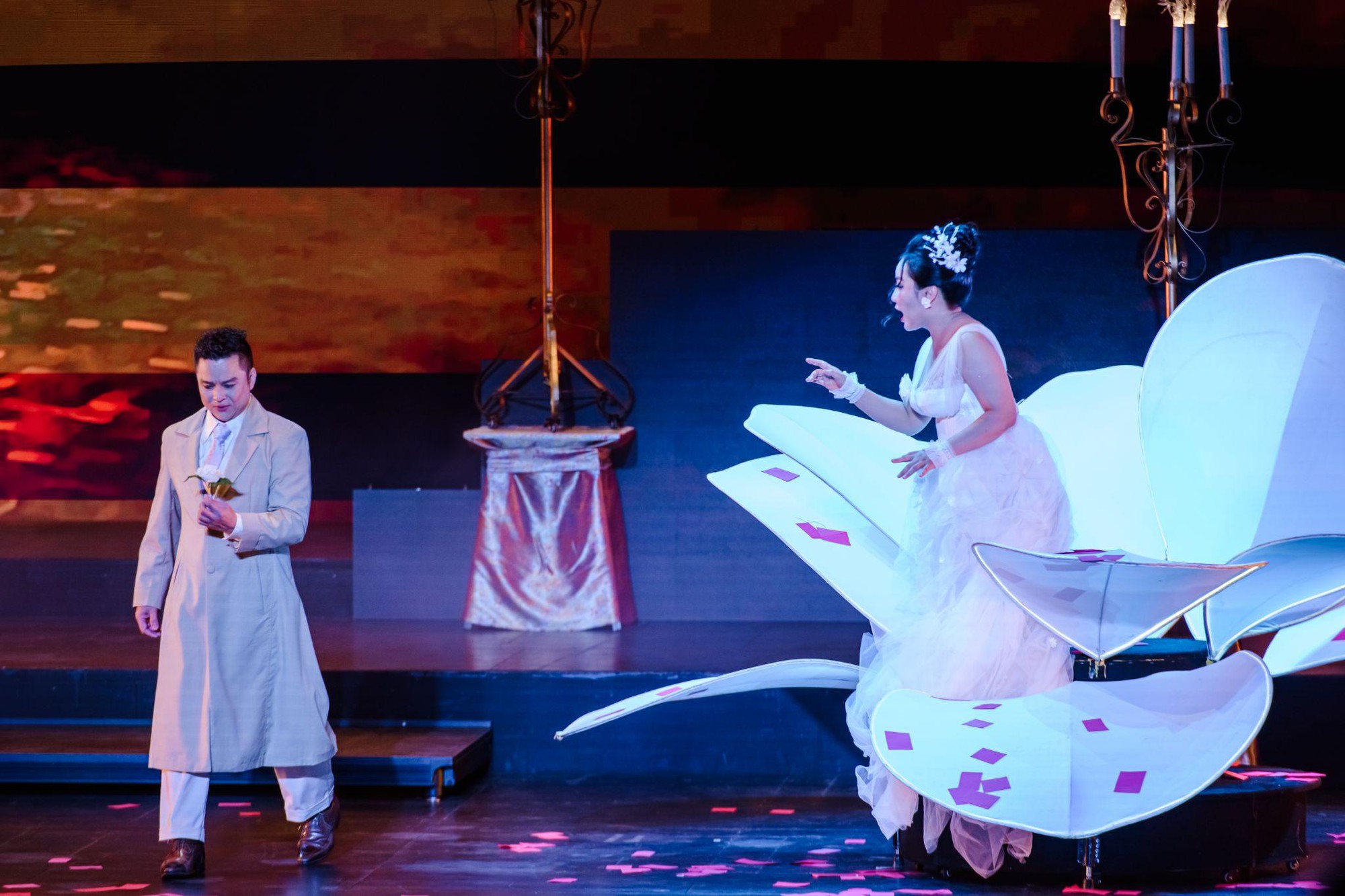 Khán giả Hà Nội đắm chìm trong bản tình ca bi tráng La Traviata - Ảnh 2. Khán giả Hà Nội đắm chìm trong bản tình ca bi tráng La Traviata - Ảnh 2.