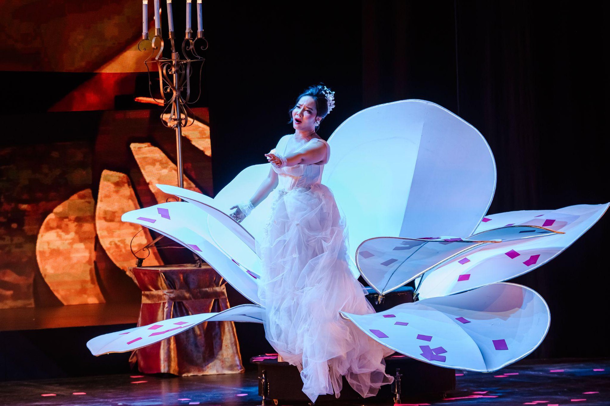 Khán giả Hà Nội đắm chìm trong bản tình ca bi tráng La Traviata - Ảnh 3. Khán giả Hà Nội đắm chìm trong bản tình ca bi tráng La Traviata - Ảnh 3.