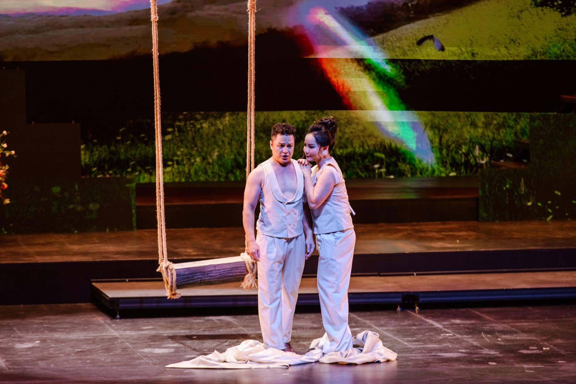 Khán giả Hà Nội đắm chìm trong bản tình ca bi tráng La Traviata - Ảnh 4. Khán giả Hà Nội đắm chìm trong bản tình ca bi tráng La Traviata - Ảnh 4.