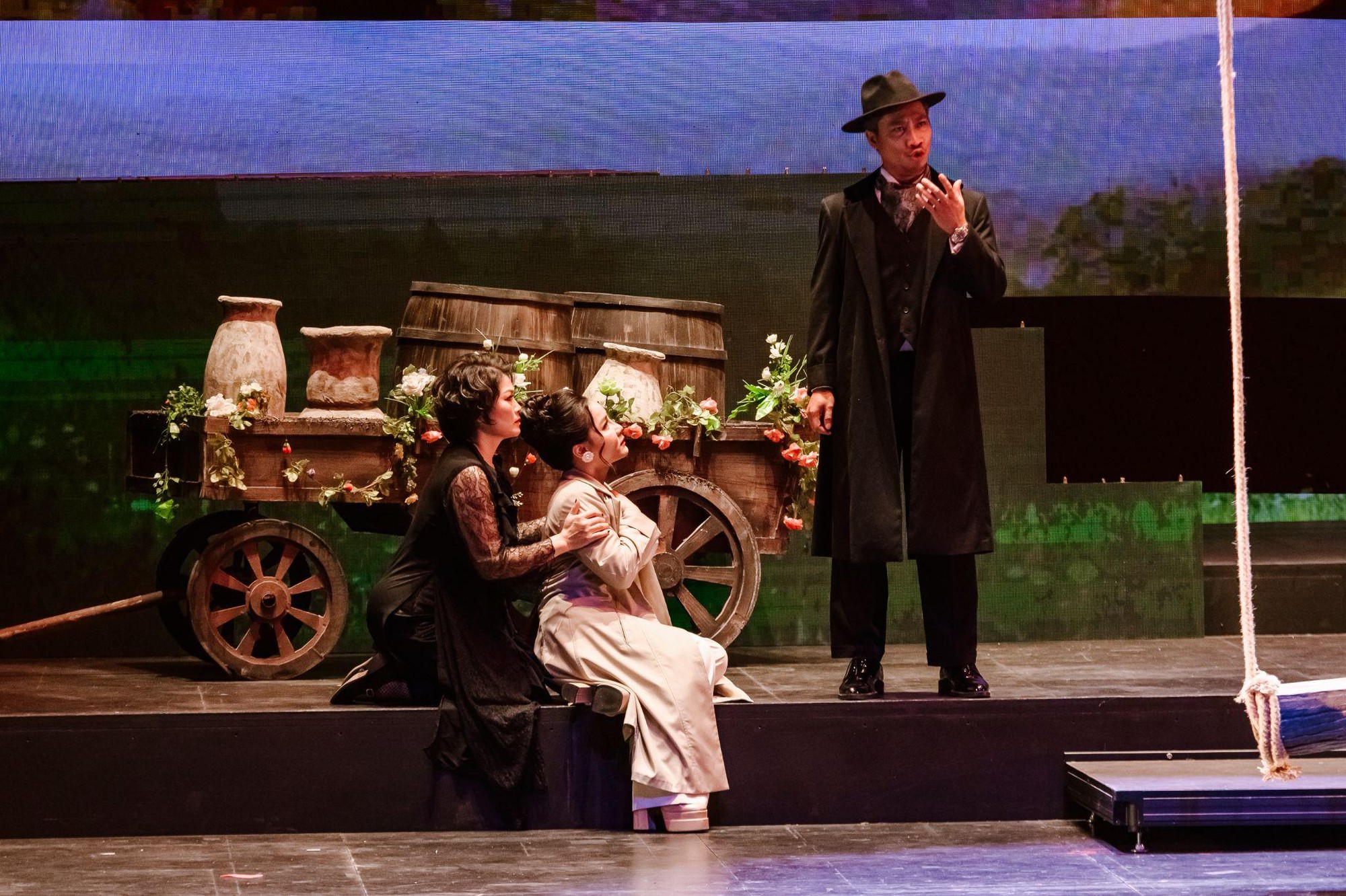 Khán giả Hà Nội đắm chìm trong bản tình ca bi tráng La Traviata - Ảnh 5. Khán giả Hà Nội đắm chìm trong bản tình ca bi tráng La Traviata - Ảnh 5.