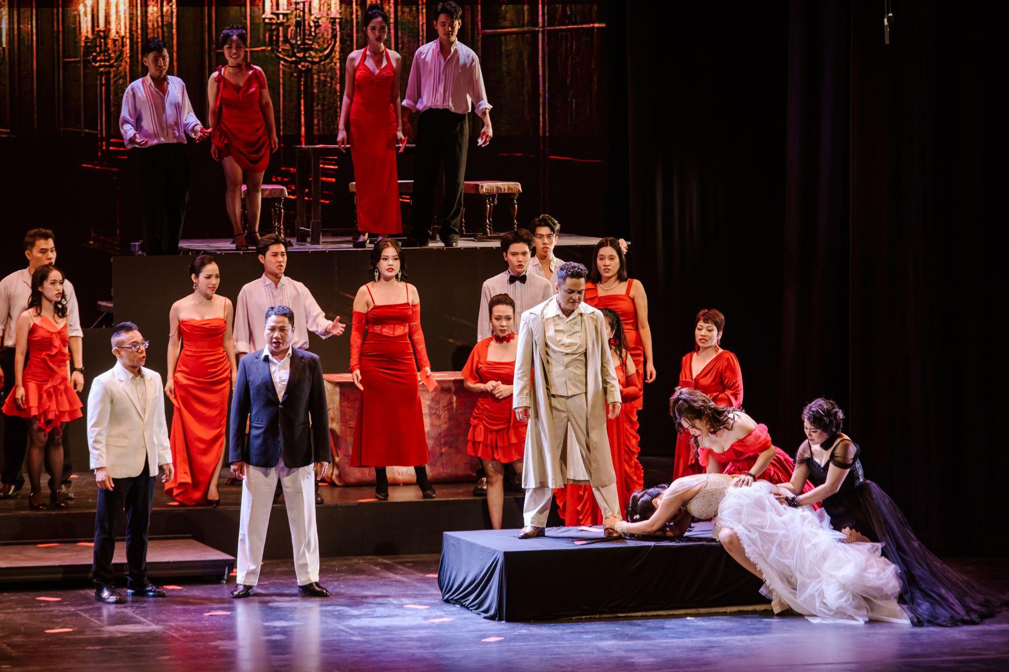 Khán giả Hà Nội đắm chìm trong bản tình ca bi tráng La Traviata - Ảnh 6. Khán giả Hà Nội đắm chìm trong bản tình ca bi tráng La Traviata - Ảnh 6.