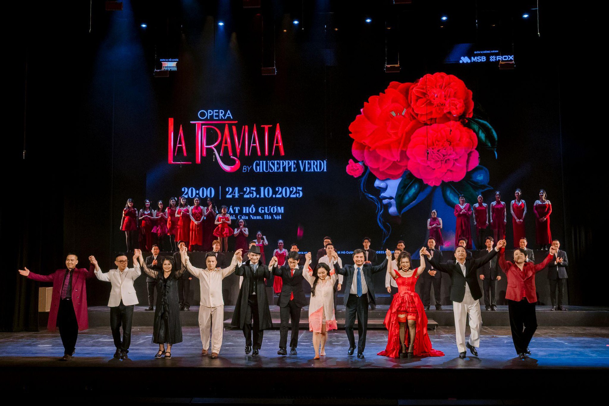 Khán giả Hà Nội đắm chìm trong bản tình ca bi tráng La Traviata - Ảnh 9. Khán giả Hà Nội đắm chìm trong bản tình ca bi tráng La Traviata - Ảnh 9.