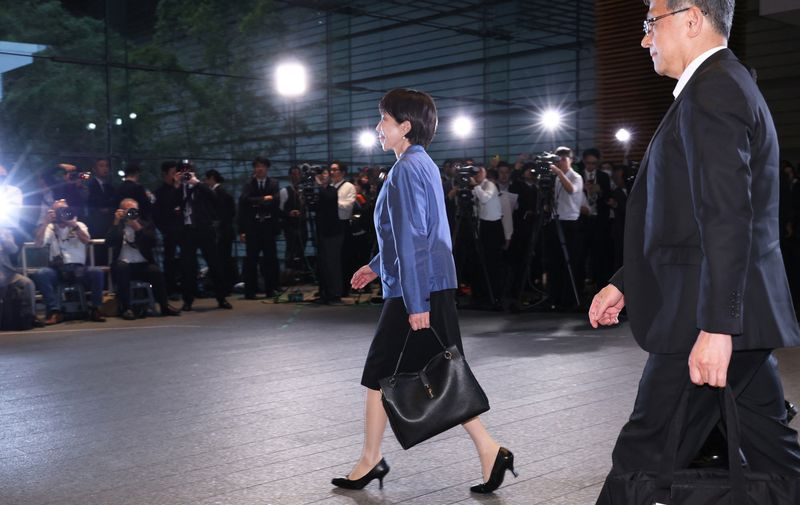 Nữ thủ tướng đầu tiên của Nhật Bản vừa nhậm chức đã khiến túi xách 24 triệu cháy hàng tới năm sau- Ảnh 1.