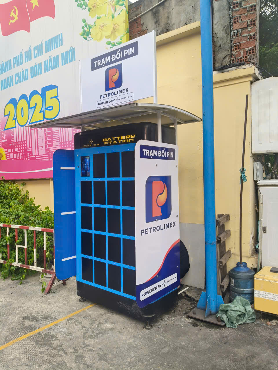 Tài xế Grab nhận hỗ trợ 10 triệu đồng khi đi xe điện của hãng Việt này: Có thể đổi pin ở trạm Petrolimex- Ảnh 3. Tài xế Grab nhận hỗ trợ 10 triệu đồng khi đi xe điện của hãng Việt này: Có thể đổi pin ở trạm Petrolimex- Ảnh 3.