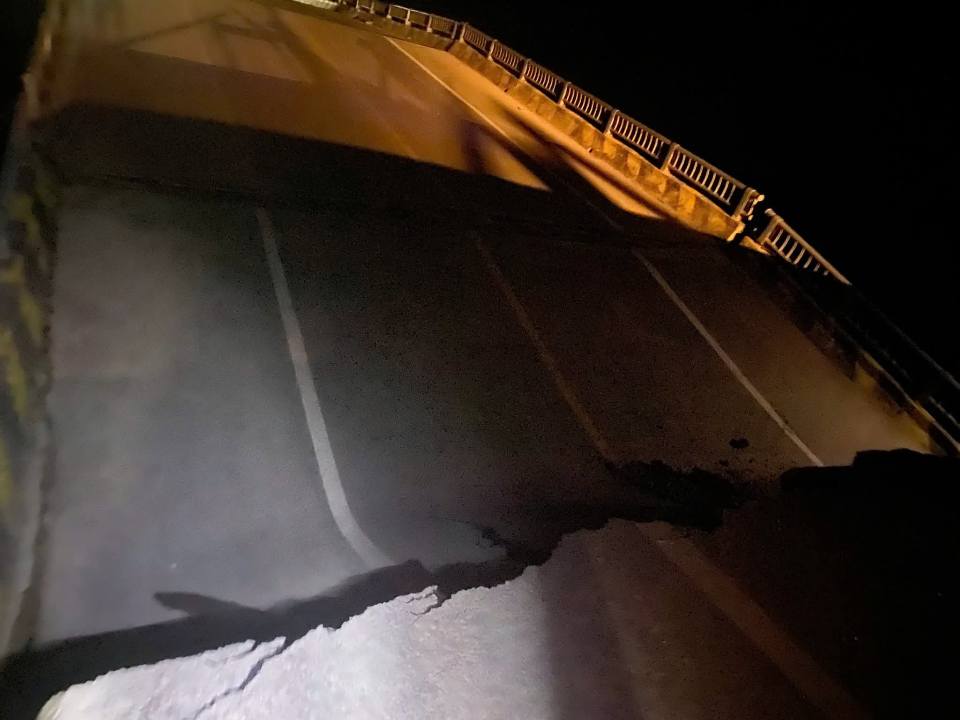 Hiện trường kinh hoàng vụ sập gãy hoàn toàn đường dẫn lên cây cầu ở Tuyên Quang- Ảnh 6. Hiện trường kinh hoàng vụ sập gãy hoàn toàn đường dẫn lên cây cầu ở Tuyên Quang- Ảnh 6.