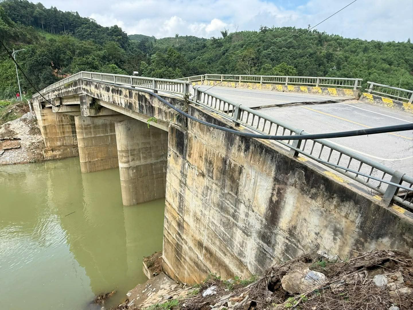 Hiện trường kinh hoàng vụ sập gãy hoàn toàn đường dẫn lên cây cầu ở Tuyên Quang- Ảnh 3. Hiện trường kinh hoàng vụ sập gãy hoàn toàn đường dẫn lên cây cầu ở Tuyên Quang- Ảnh 3.