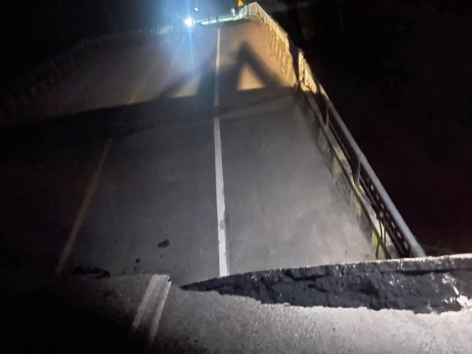 Hiện trường kinh hoàng vụ sập gãy hoàn toàn đường dẫn lên cây cầu ở Tuyên Quang- Ảnh 7. Hiện trường kinh hoàng vụ sập gãy hoàn toàn đường dẫn lên cây cầu ở Tuyên Quang- Ảnh 7.