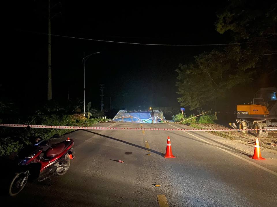 Hiện trường kinh hoàng vụ sập gãy hoàn toàn đường dẫn lên cây cầu ở Tuyên Quang- Ảnh 5. Hiện trường kinh hoàng vụ sập gãy hoàn toàn đường dẫn lên cây cầu ở Tuyên Quang- Ảnh 5.