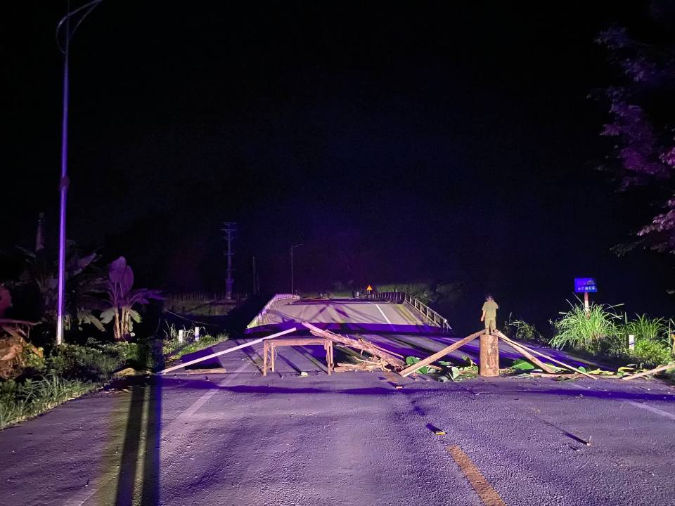 Hiện trường kinh hoàng vụ sập gãy hoàn toàn đường dẫn lên cây cầu ở Tuyên Quang- Ảnh 4. Hiện trường kinh hoàng vụ sập gãy hoàn toàn đường dẫn lên cây cầu ở Tuyên Quang- Ảnh 4.