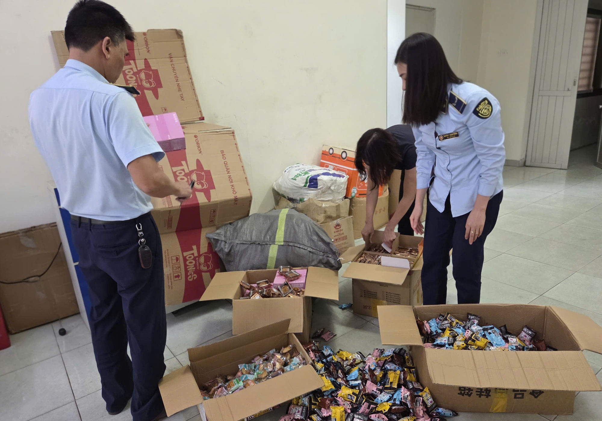 Bánh Trung thu lậu tràn vào Hà Nội: Gần 4.000 chiếc bị tịch thu ngay phố Lý Nam Đế - Ảnh 3.