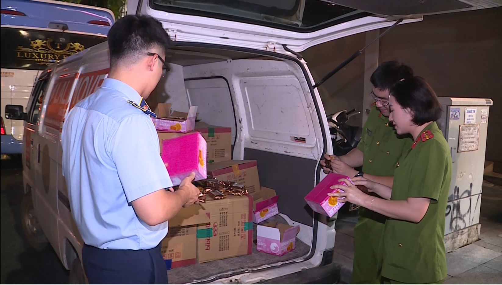 Bánh Trung thu lậu tràn vào Hà Nội: Gần 4.000 chiếc bị tịch thu ngay phố Lý Nam Đế - Ảnh 1.