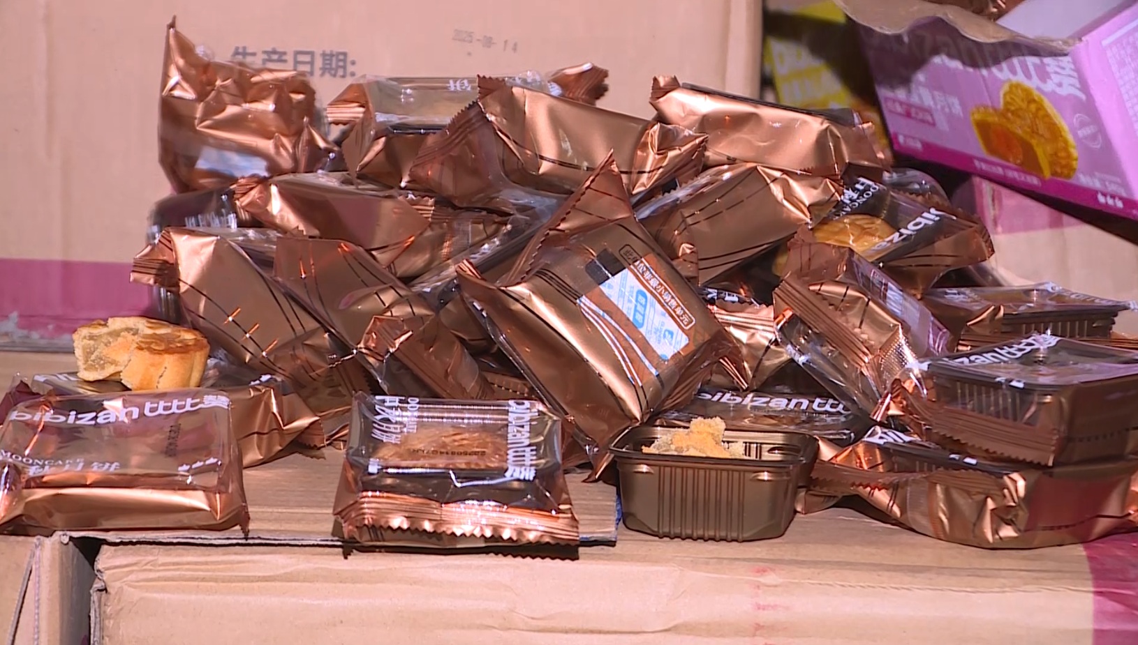 Bánh Trung thu lậu tràn vào Hà Nội: Gần 4.000 chiếc bị tịch thu ngay phố Lý Nam Đế - Ảnh 2.