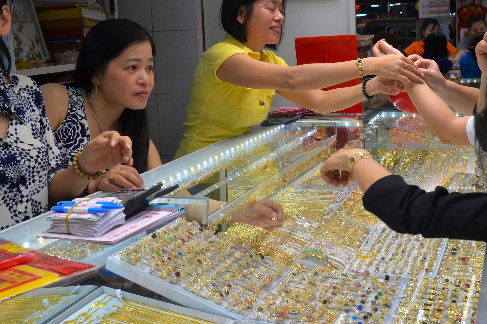 Giá vàng hôm nay, 3-10: Ồ ạt bán tháo - Ảnh 1.