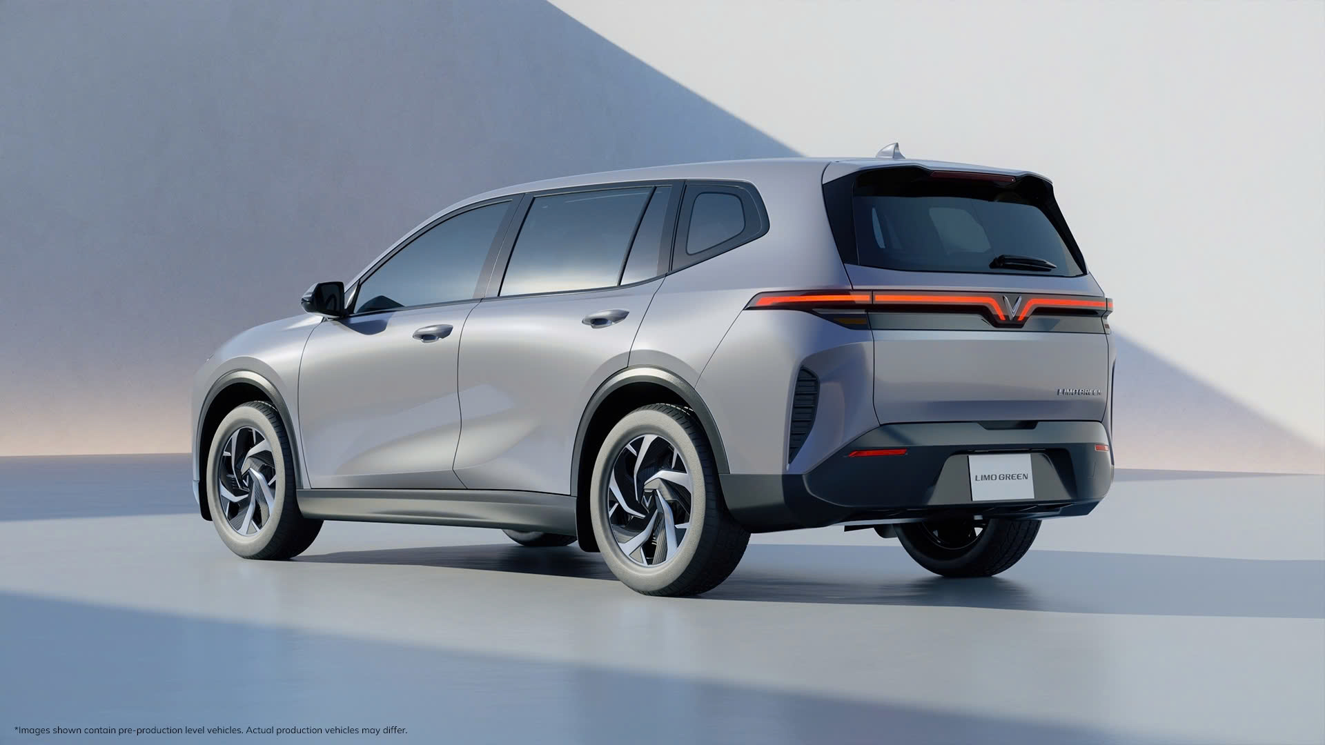 Bàn giao đến tay khách Việt chưa đầy 2 tháng, mẫu MPV điện đầu tiên của tỷ phú Phạm Nhật Vượng đã lập tức xuất ngoại? - Ảnh 1.