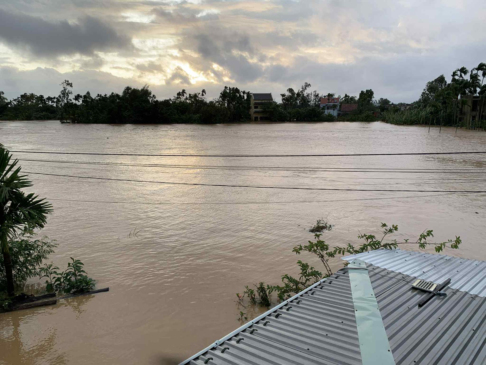 Nắng lên nhưng nhiều nhà dân ở Đà Nẵng vẫn đang ngập nặng sau mưa lớn - Ảnh 2. Nắng lên nhưng nhiều nhà dân ở Đà Nẵng vẫn đang ngập nặng sau mưa lớn - Ảnh 2.