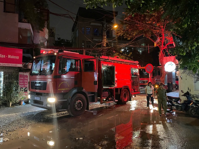 Cháy tại tầng chung cư, người dân hoảng sợ sơ tán- Ảnh 2. Cháy tại tầng chung cư, người dân hoảng sợ sơ tán- Ảnh 2.