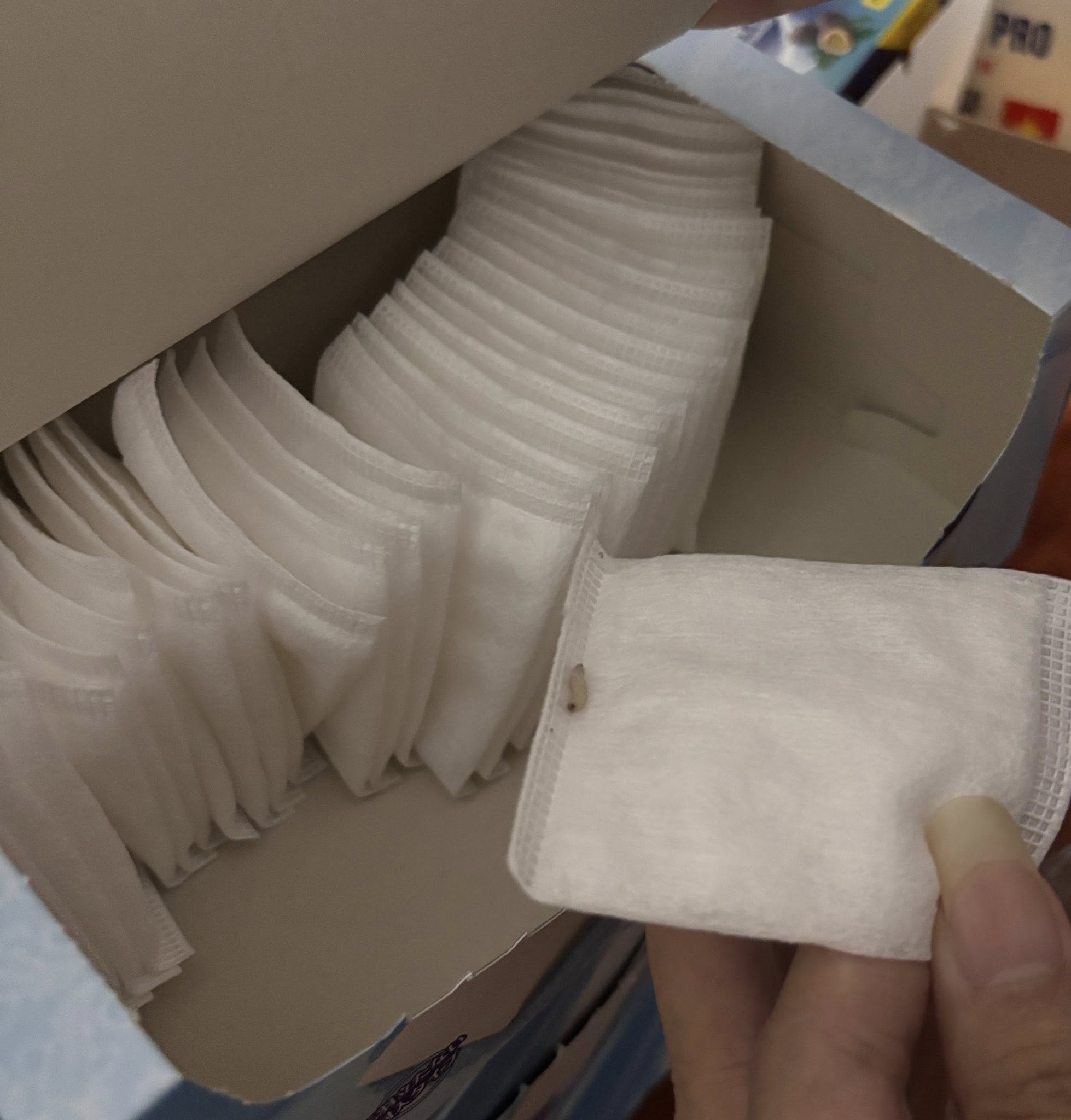 Toàn cảnh vụ bông tẩy trang có dòi mua trên livestream Hannah Olala- Ảnh 2. Toàn cảnh vụ bông tẩy trang có dòi mua trên livestream Hannah Olala- Ảnh 2.