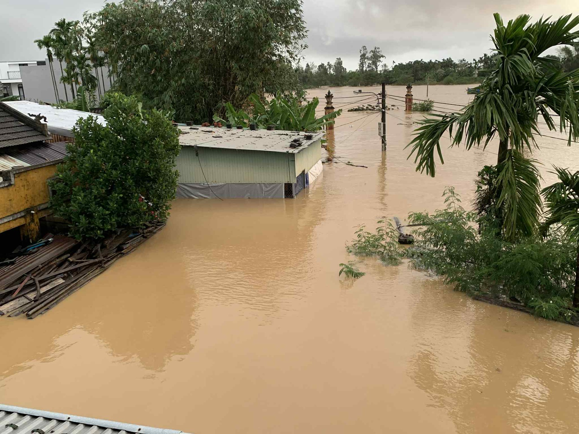 Nắng lên nhưng nhiều nhà dân ở Đà Nẵng vẫn đang ngập nặng sau mưa lớn - Ảnh 3. Nắng lên nhưng nhiều nhà dân ở Đà Nẵng vẫn đang ngập nặng sau mưa lớn - Ảnh 3.