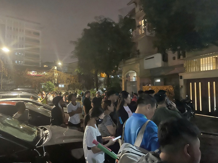 Cháy tại tầng chung cư, người dân hoảng sợ sơ tán- Ảnh 1. Cháy tại tầng chung cư, người dân hoảng sợ sơ tán- Ảnh 1.