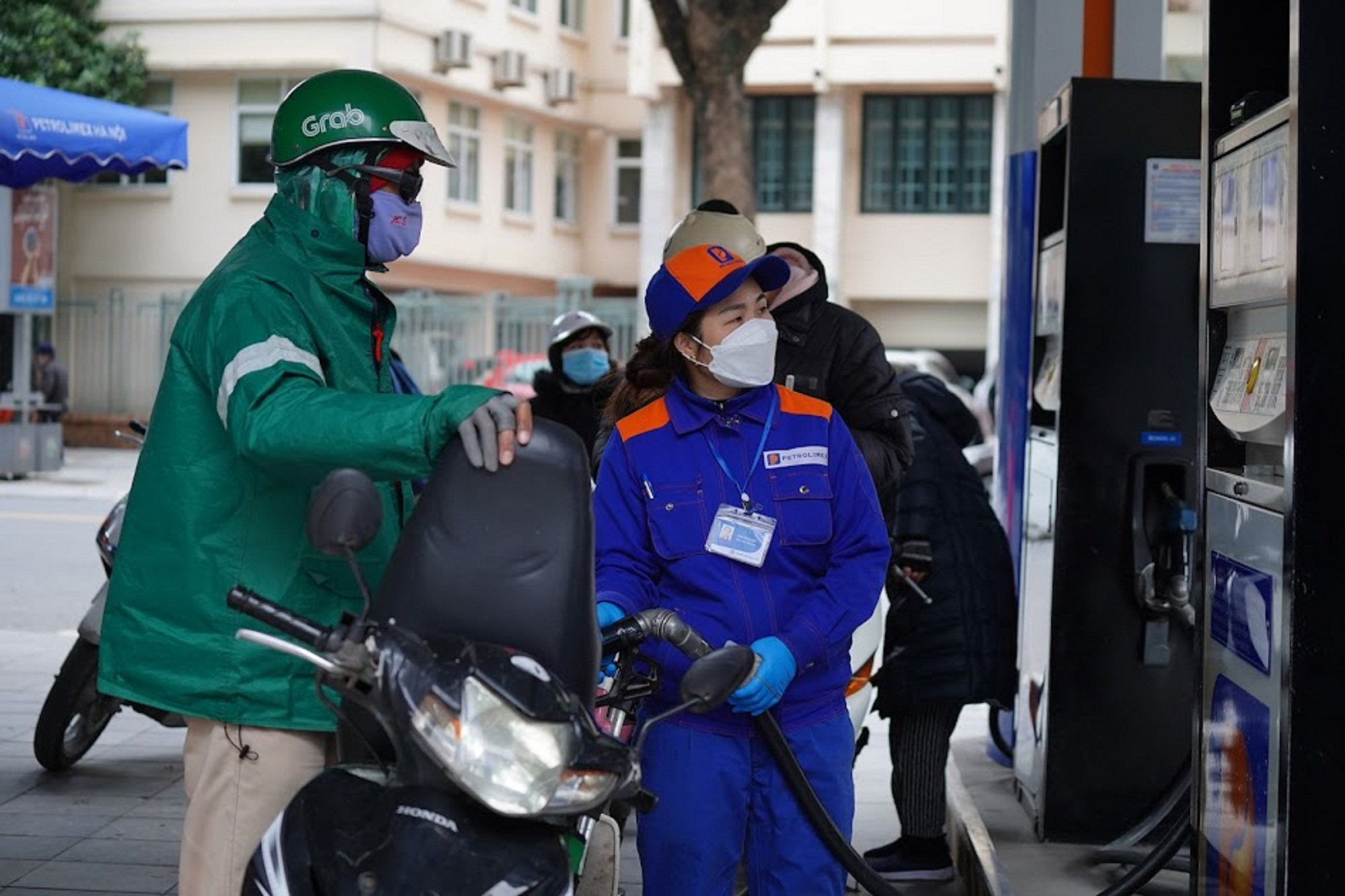 Giá xăng dầu tăng mạnh - Ảnh 1. Giá xăng dầu tăng mạnh - Ảnh 1.