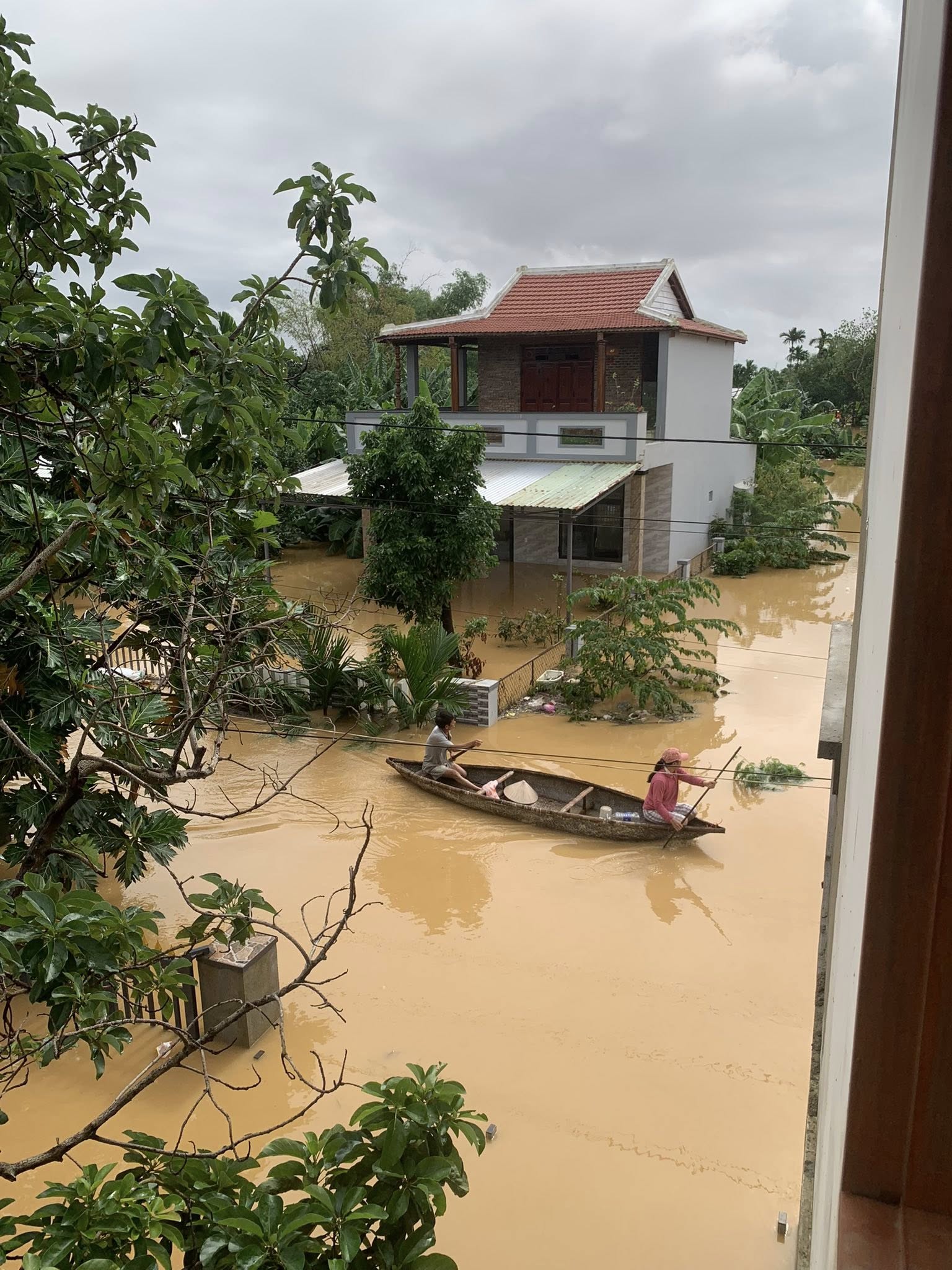 Nắng lên nhưng nhiều nhà dân ở Đà Nẵng vẫn đang ngập nặng sau mưa lớn - Ảnh 12. Nắng lên nhưng nhiều nhà dân ở Đà Nẵng vẫn đang ngập nặng sau mưa lớn - Ảnh 12.