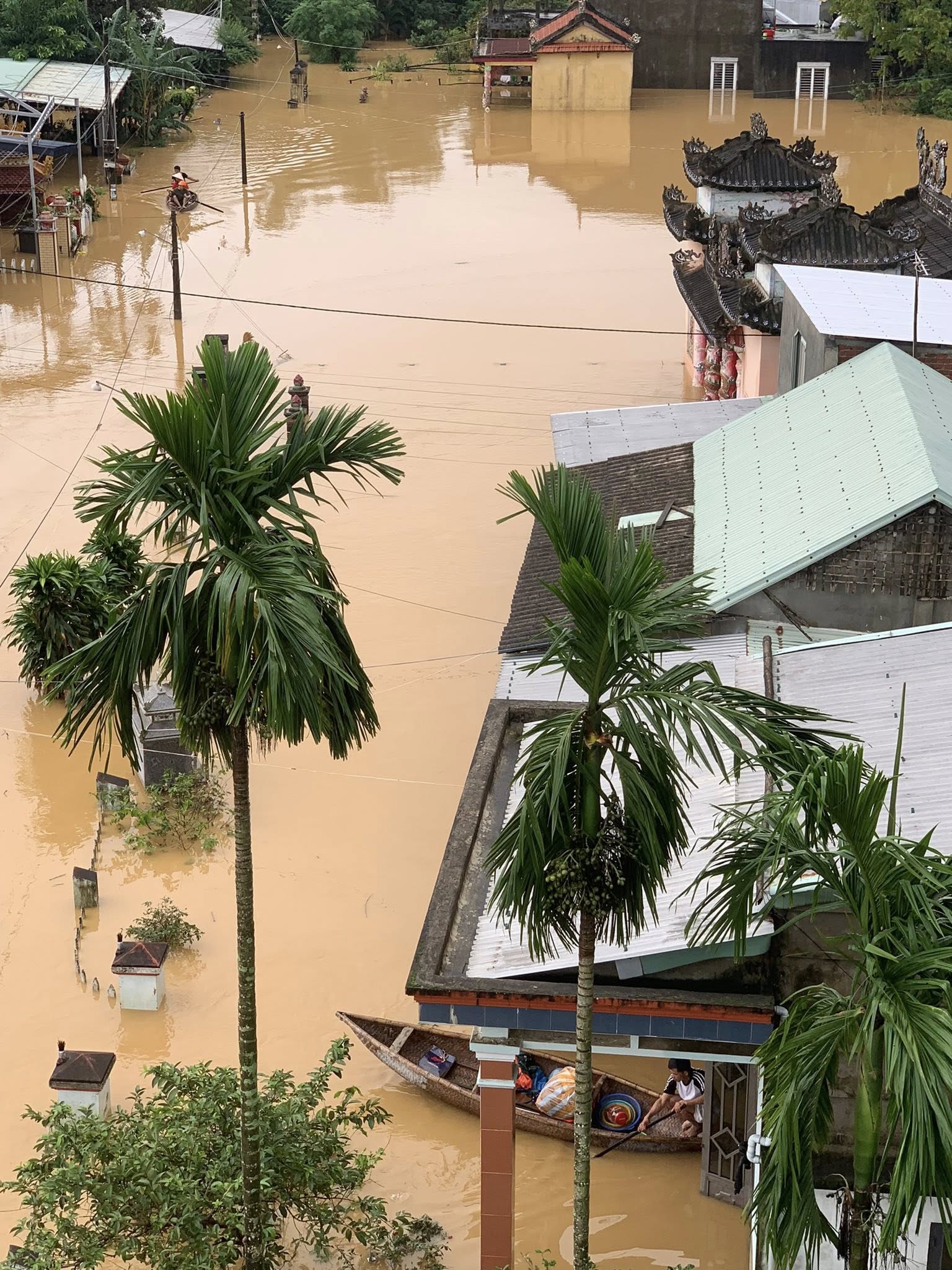 Nắng lên nhưng nhiều nhà dân ở Đà Nẵng vẫn đang ngập nặng sau mưa lớn - Ảnh 11. Nắng lên nhưng nhiều nhà dân ở Đà Nẵng vẫn đang ngập nặng sau mưa lớn - Ảnh 11.